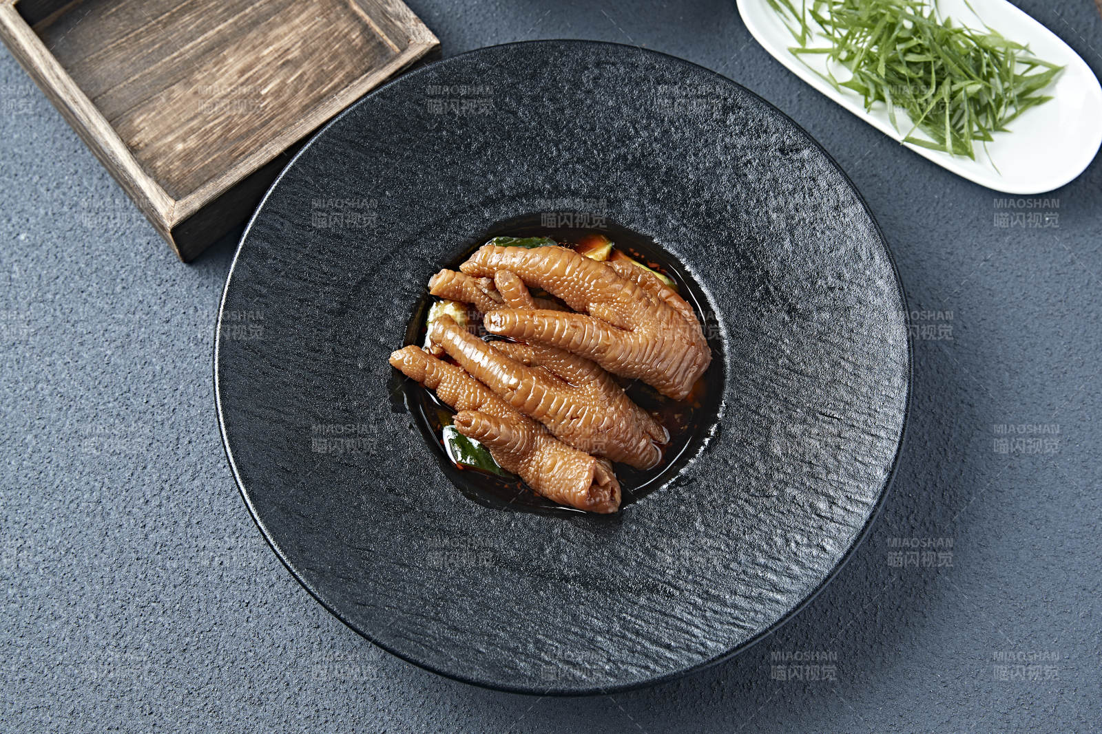 红油酸辣鸡脚图片