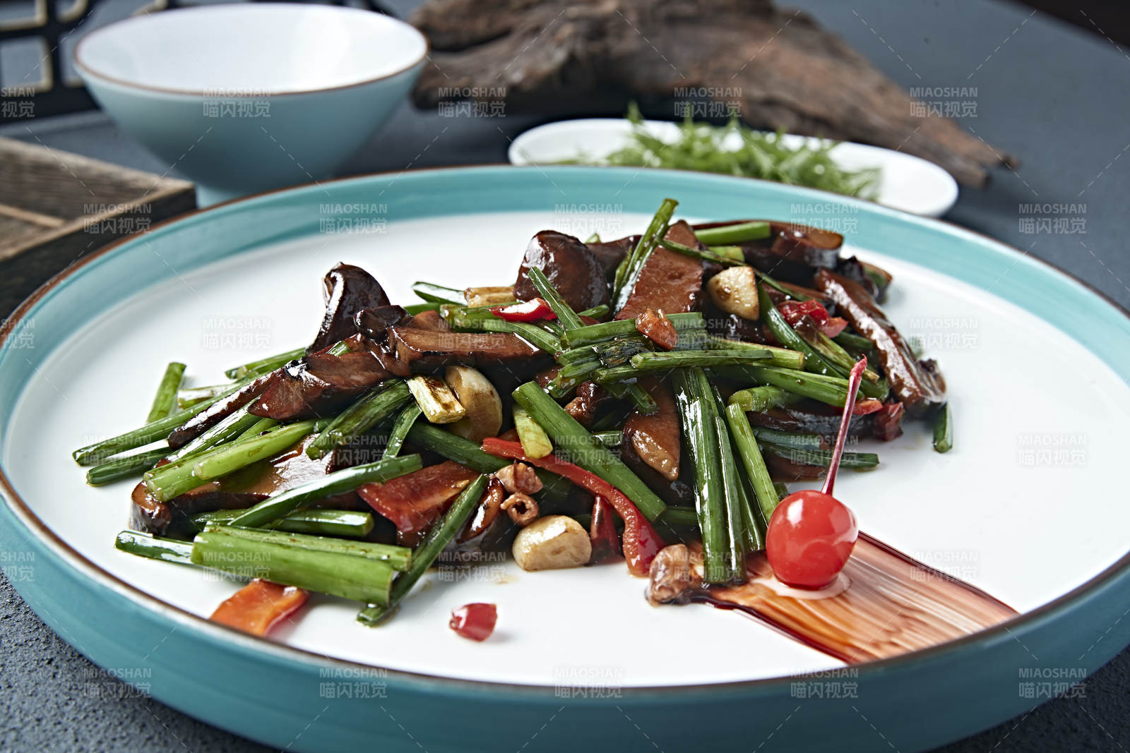 蒜香爆炒牛肝菌图片