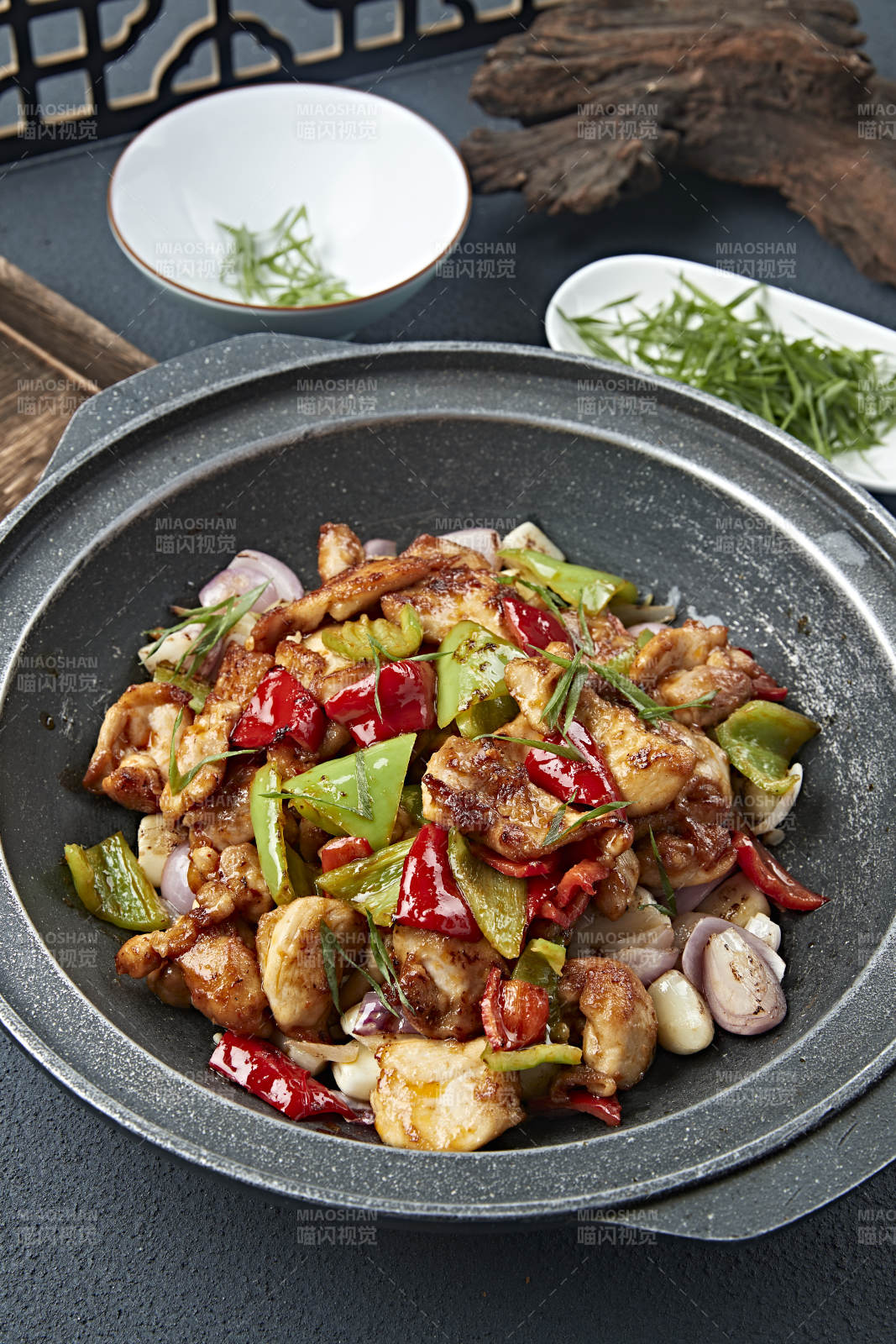 石锅蒜香彩椒洋葱烧鸡腿肉图片