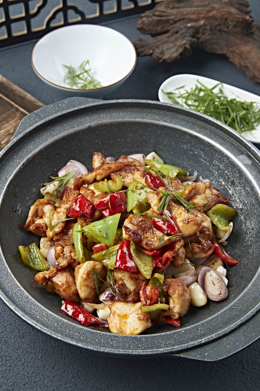 石锅蒜香彩椒洋葱烧鸡腿肉图片