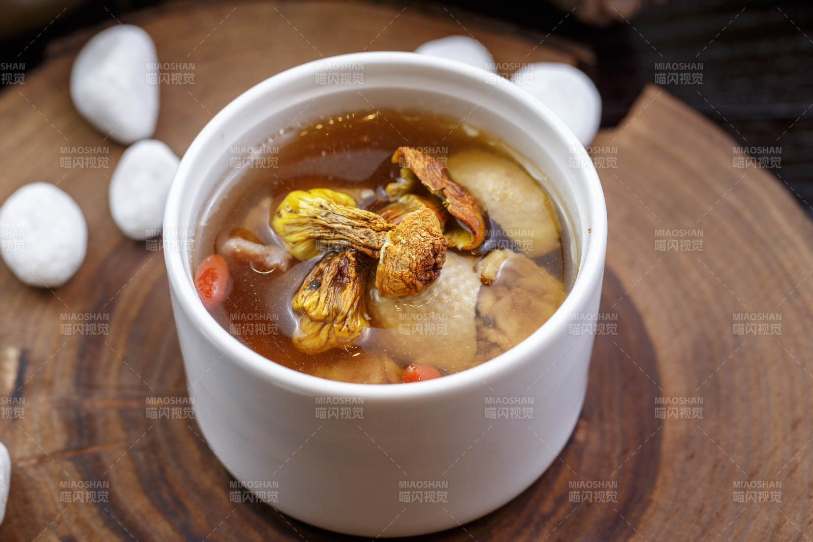 山珍菌炖老鸭汤图片