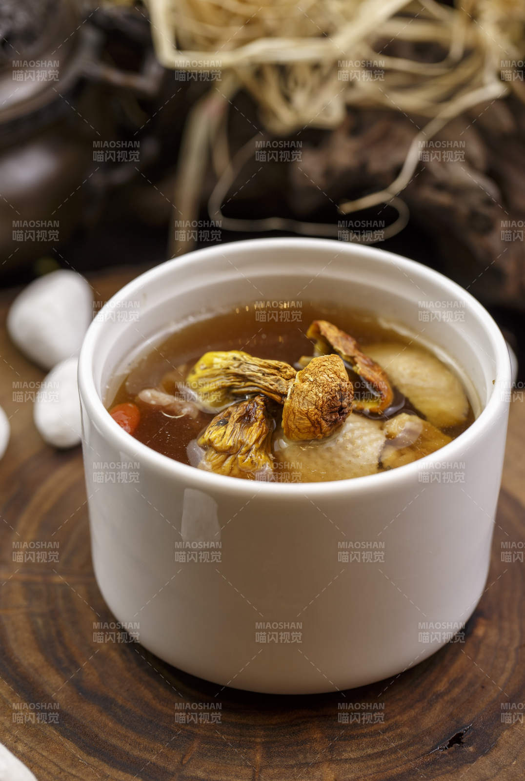 山珍菌炖老鸭汤图片