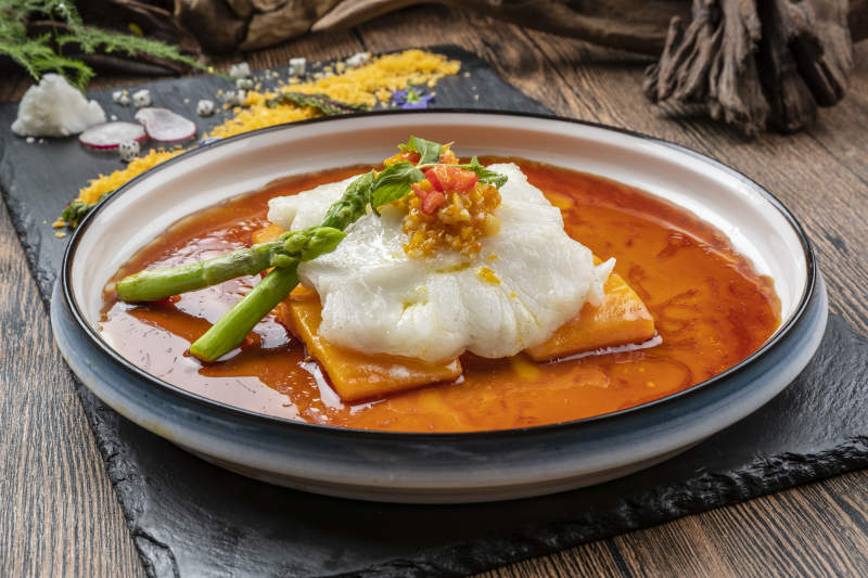 精美瓷盘装的浇汁深海鳕鱼腹图片