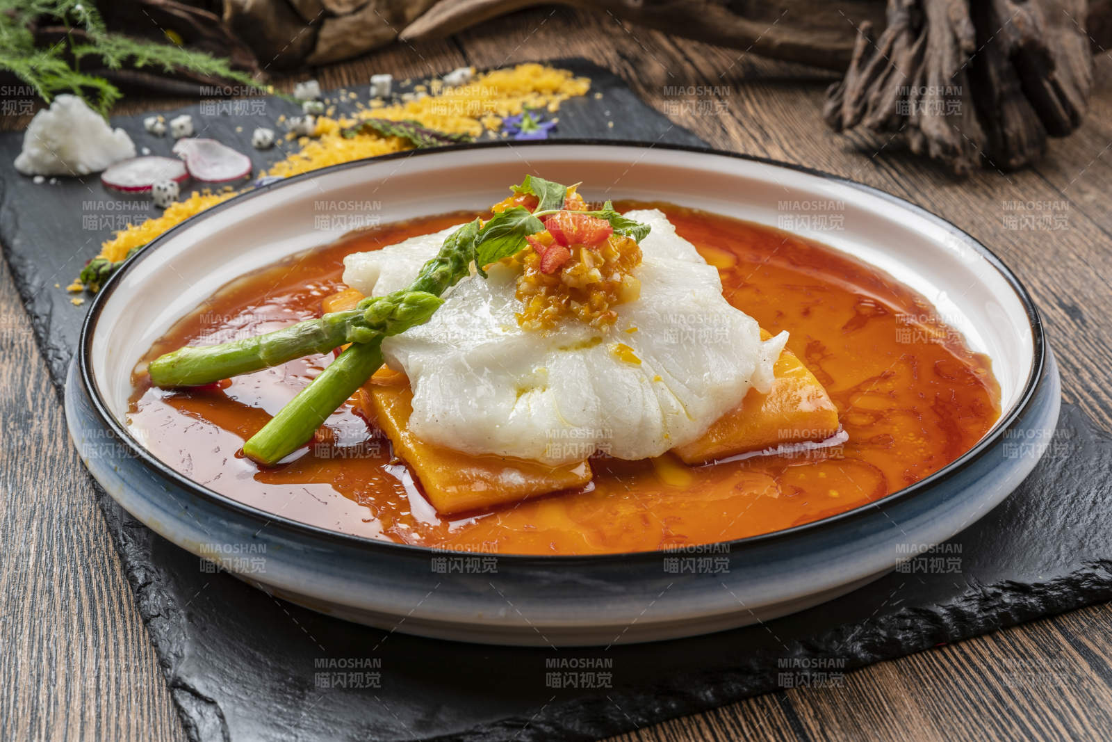 精美瓷盘装的浇汁深海鳕鱼腹图片