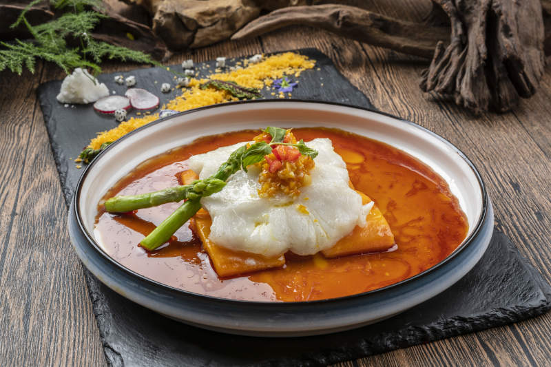 精美瓷盘装的浇汁深海鳕鱼腹图片