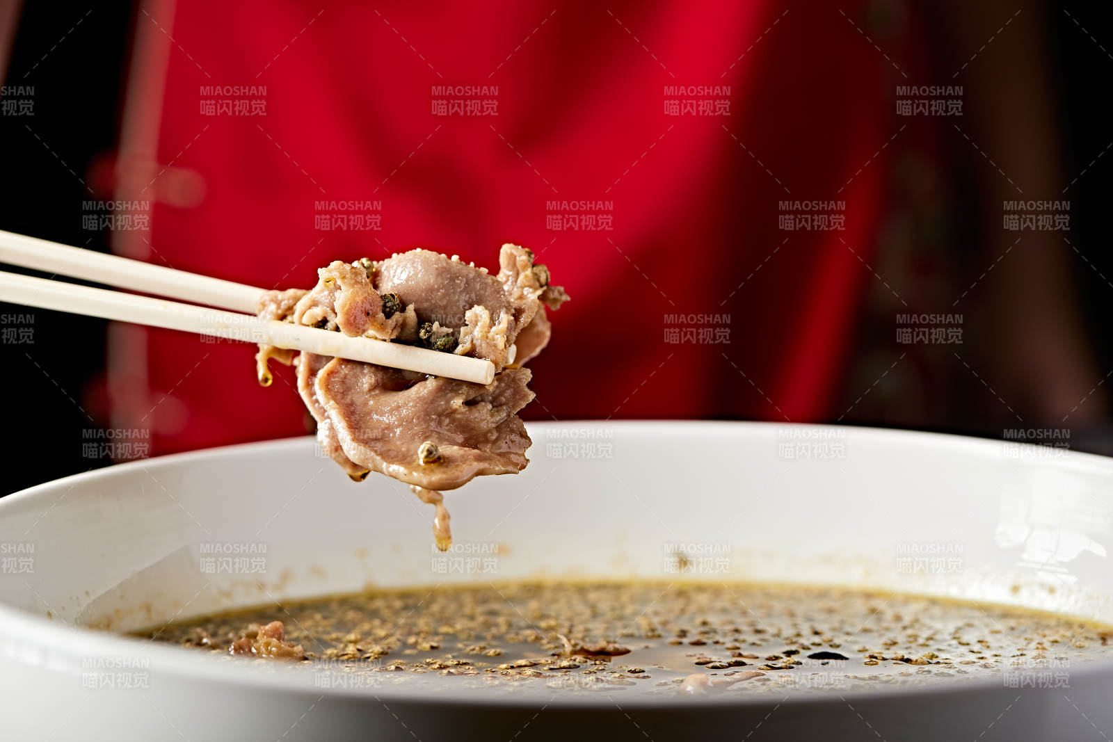 川香味麻椒水煮牛舌图片