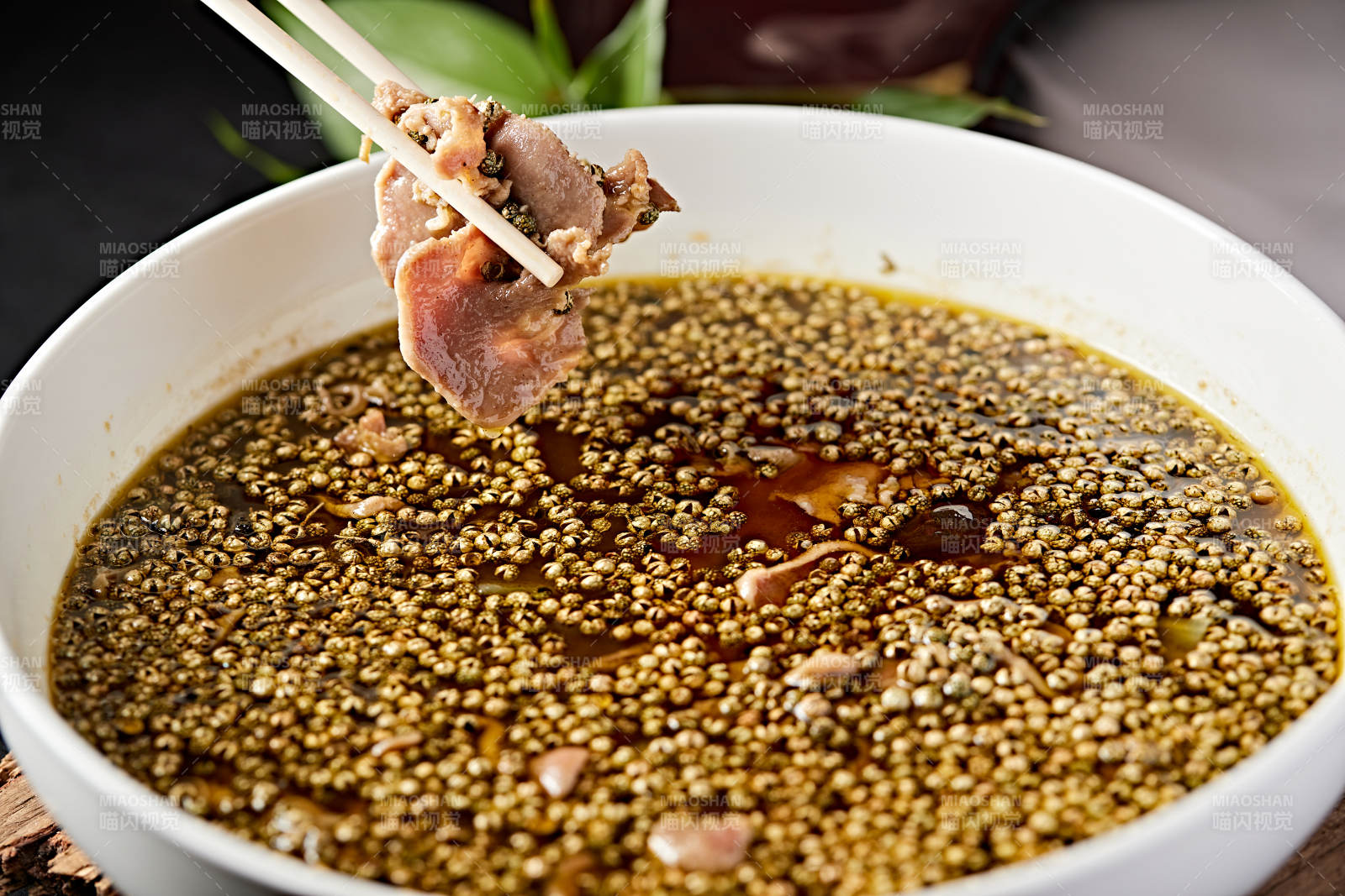 川香味麻椒水煮牛舌图片