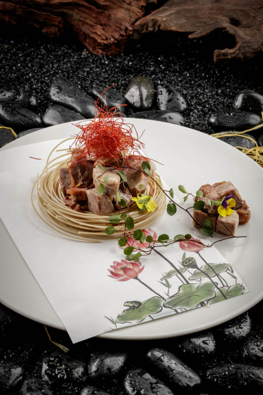 摆盘别致的熏肘花图片