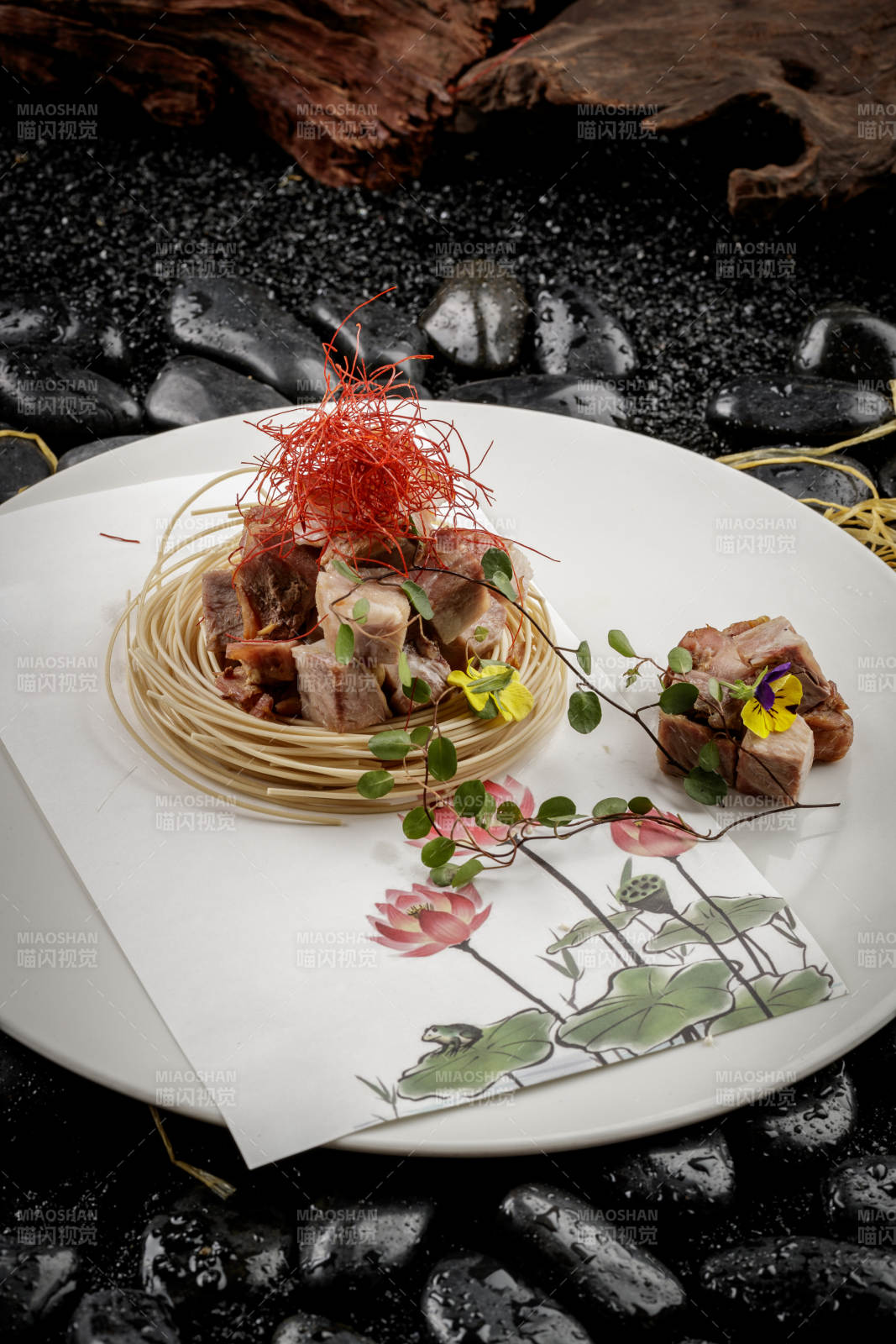 摆盘别致的熏肘花图片