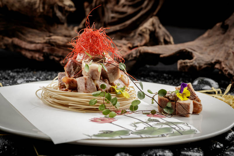 摆盘别致的熏肘花图片