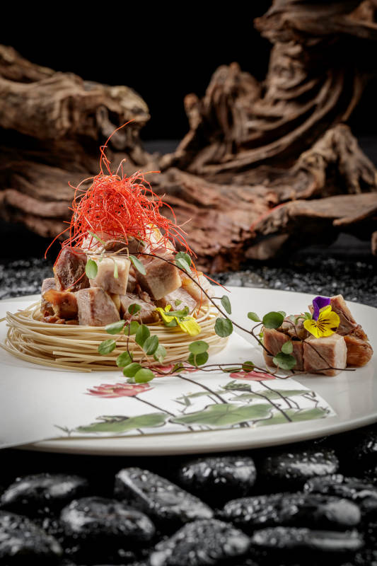 摆盘别致的熏肘花图片