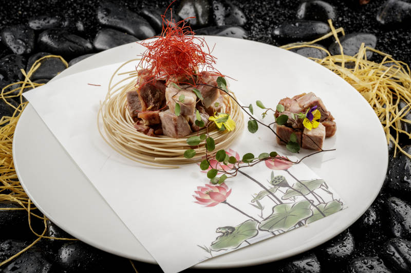 摆盘别致的熏肘花图片