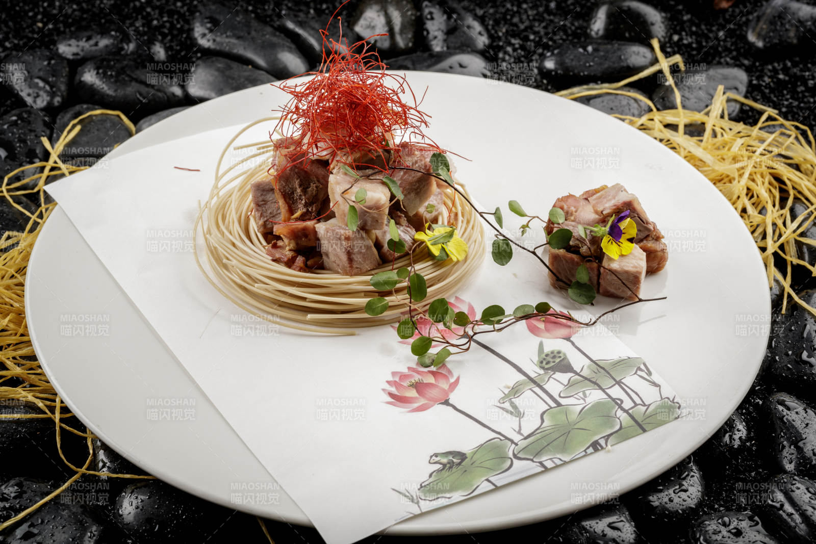 摆盘别致的熏肘花图片