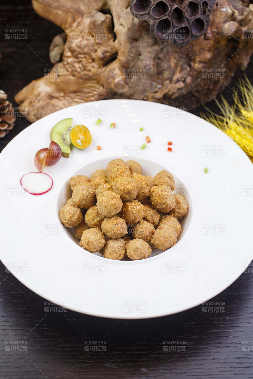 散粉五香干炸脆骨猪肉丸图片