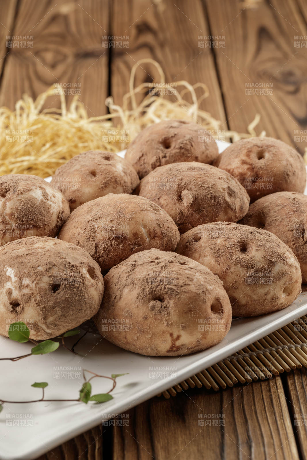 杂粮土豆包摆放在寿司帘上图片