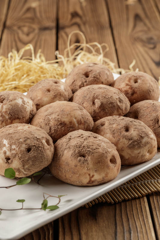 杂粮土豆包摆放在寿司帘上图片