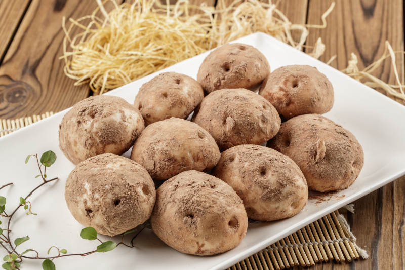 杂粮土豆包摆放在寿司帘上图片