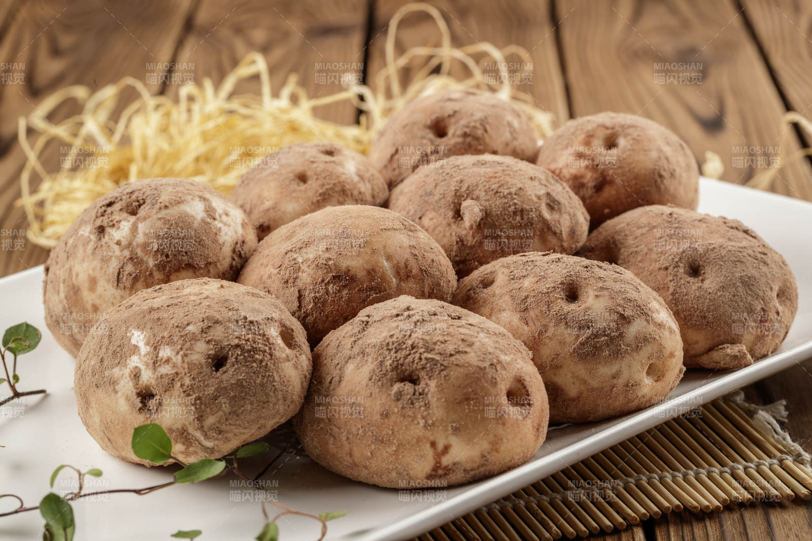 杂粮土豆包摆放在寿司帘上图片