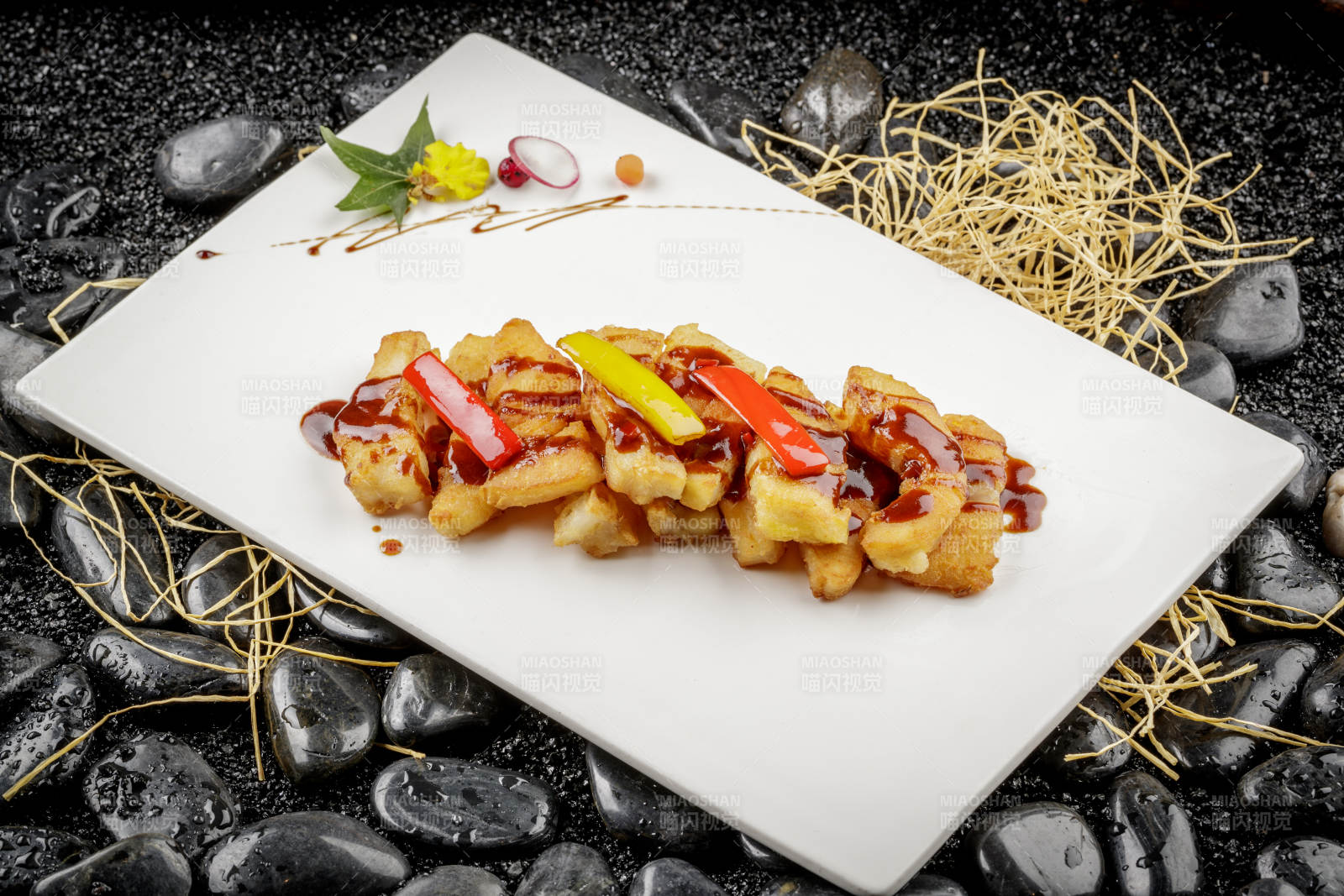 油炸鳕鱼条配黑胡椒酱图片