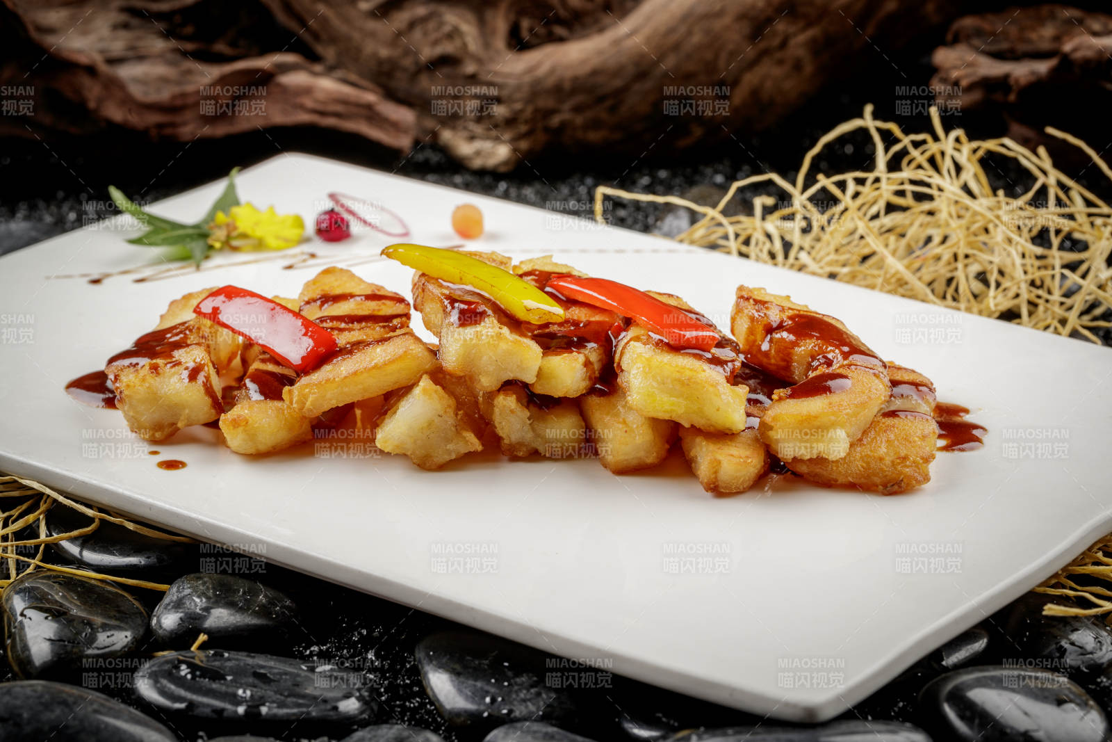 油炸鳕鱼条配黑胡椒酱图片