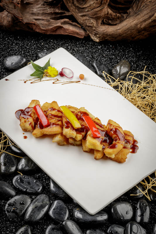 油炸鳕鱼条配黑胡椒酱图片