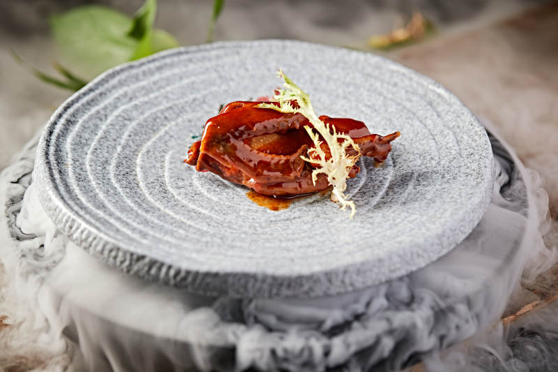 浇汁酱香乳鸽图片