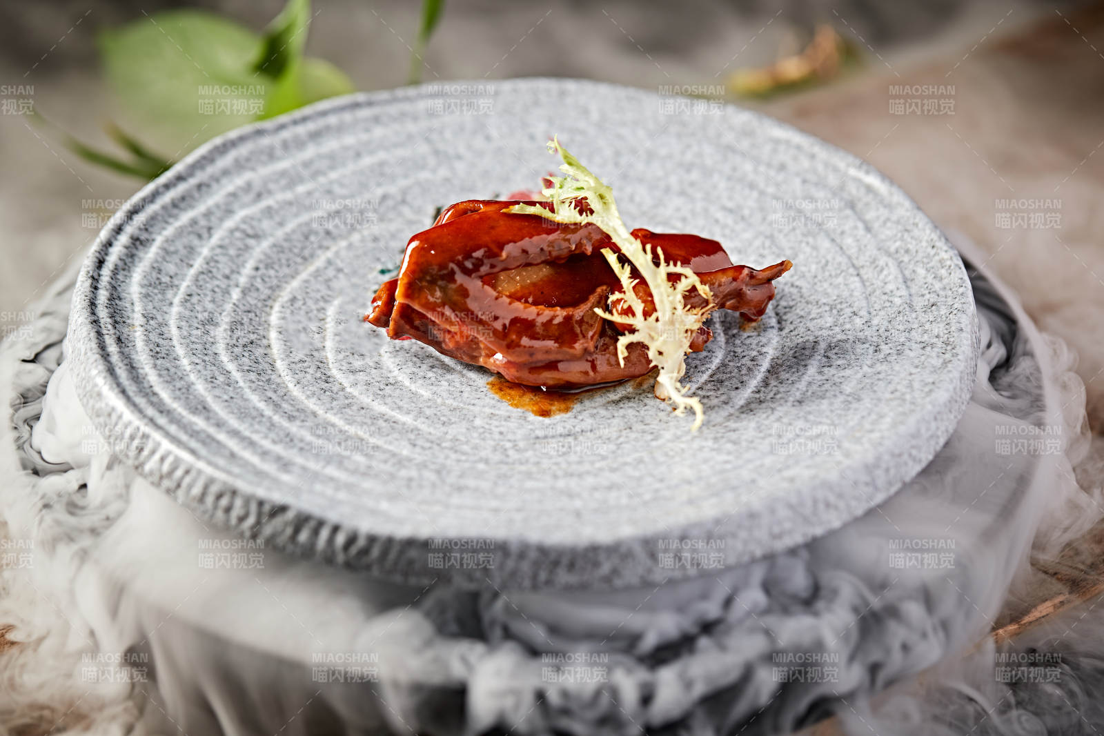 浇汁酱香乳鸽图片