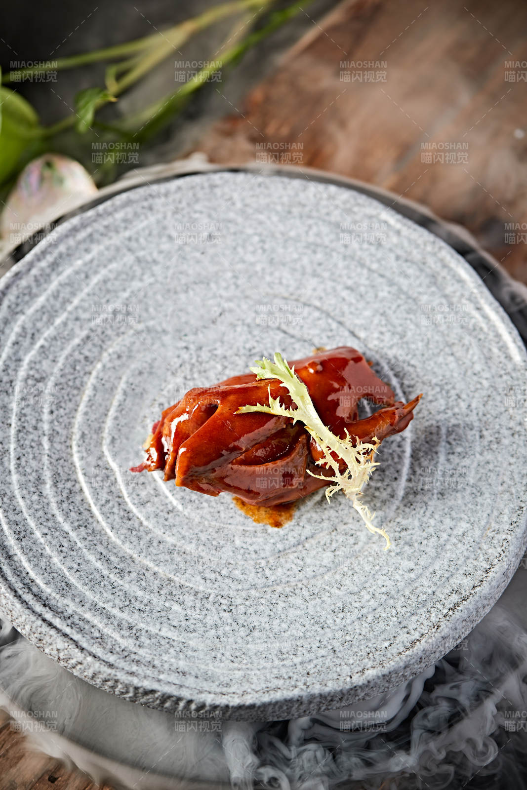 浇汁酱香乳鸽图片