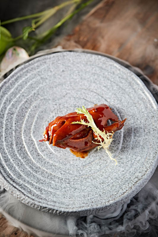 浇汁酱香乳鸽图片