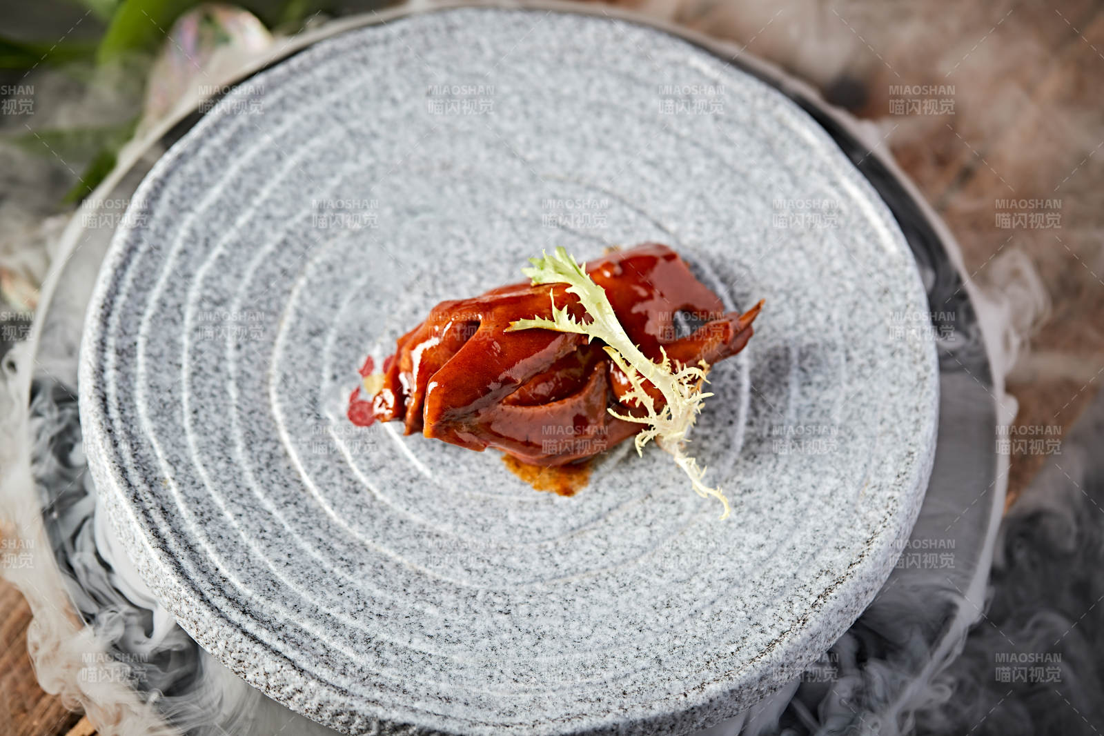 浇汁酱香乳鸽图片