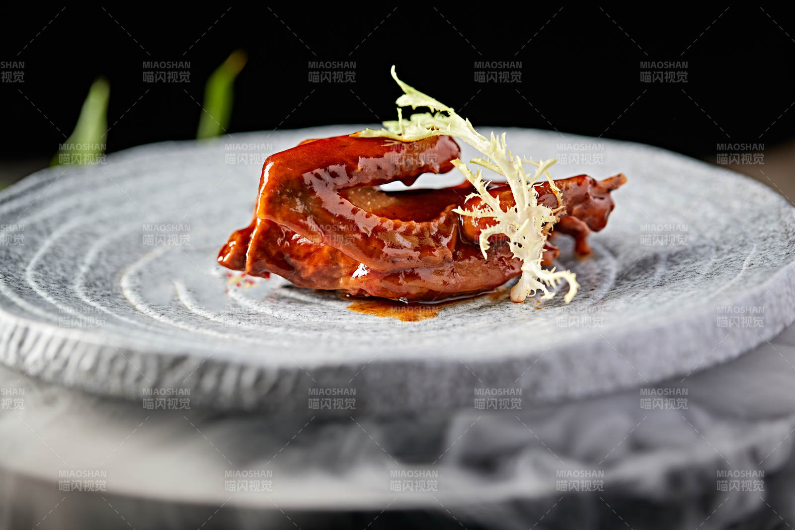 浇汁酱香乳鸽图片