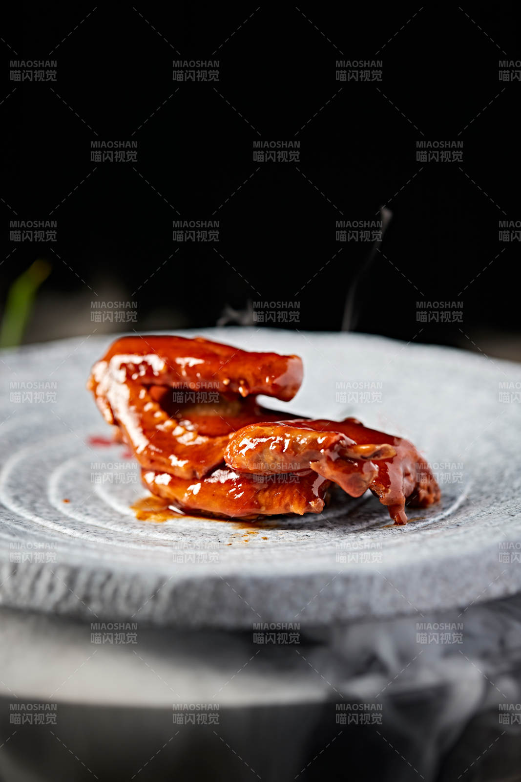 浇汁酱香乳鸽图片