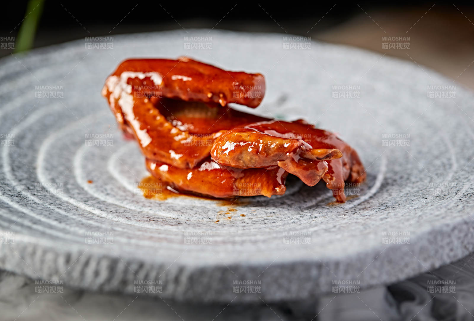 浇汁酱香乳鸽图片