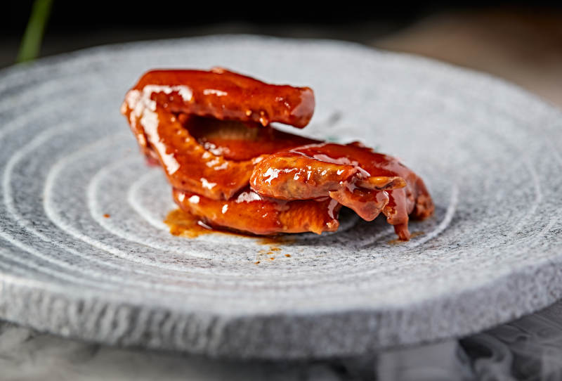 浇汁酱香乳鸽图片