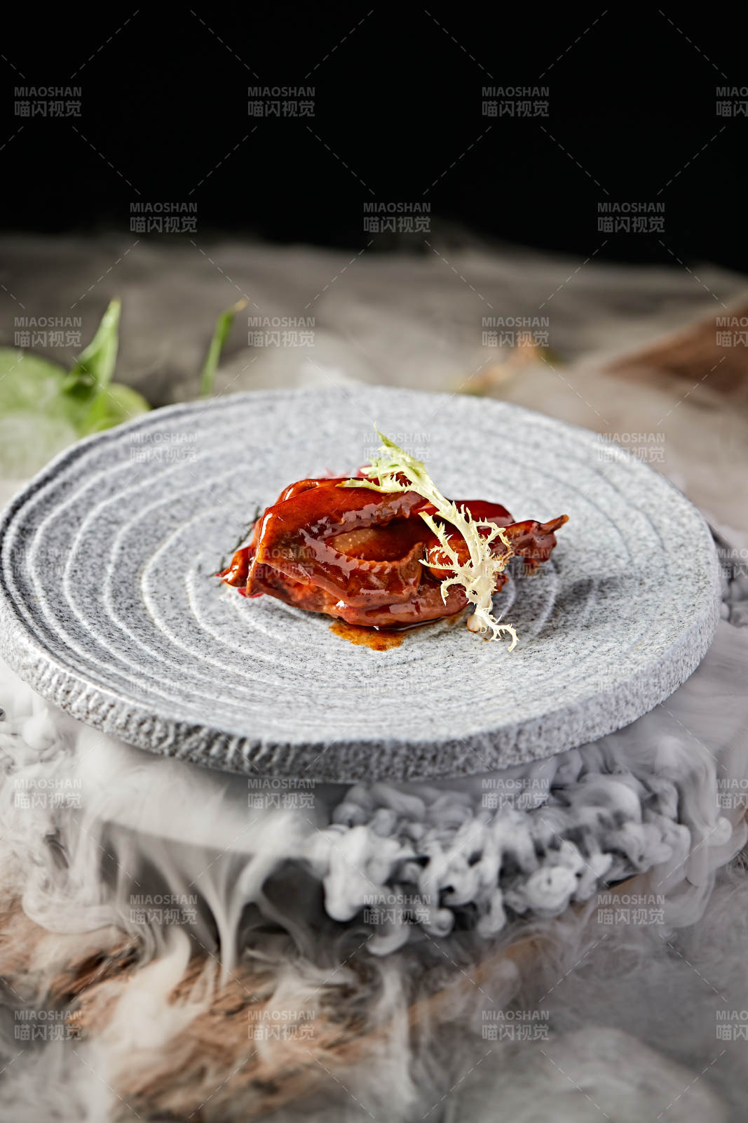 浇汁酱香乳鸽图片