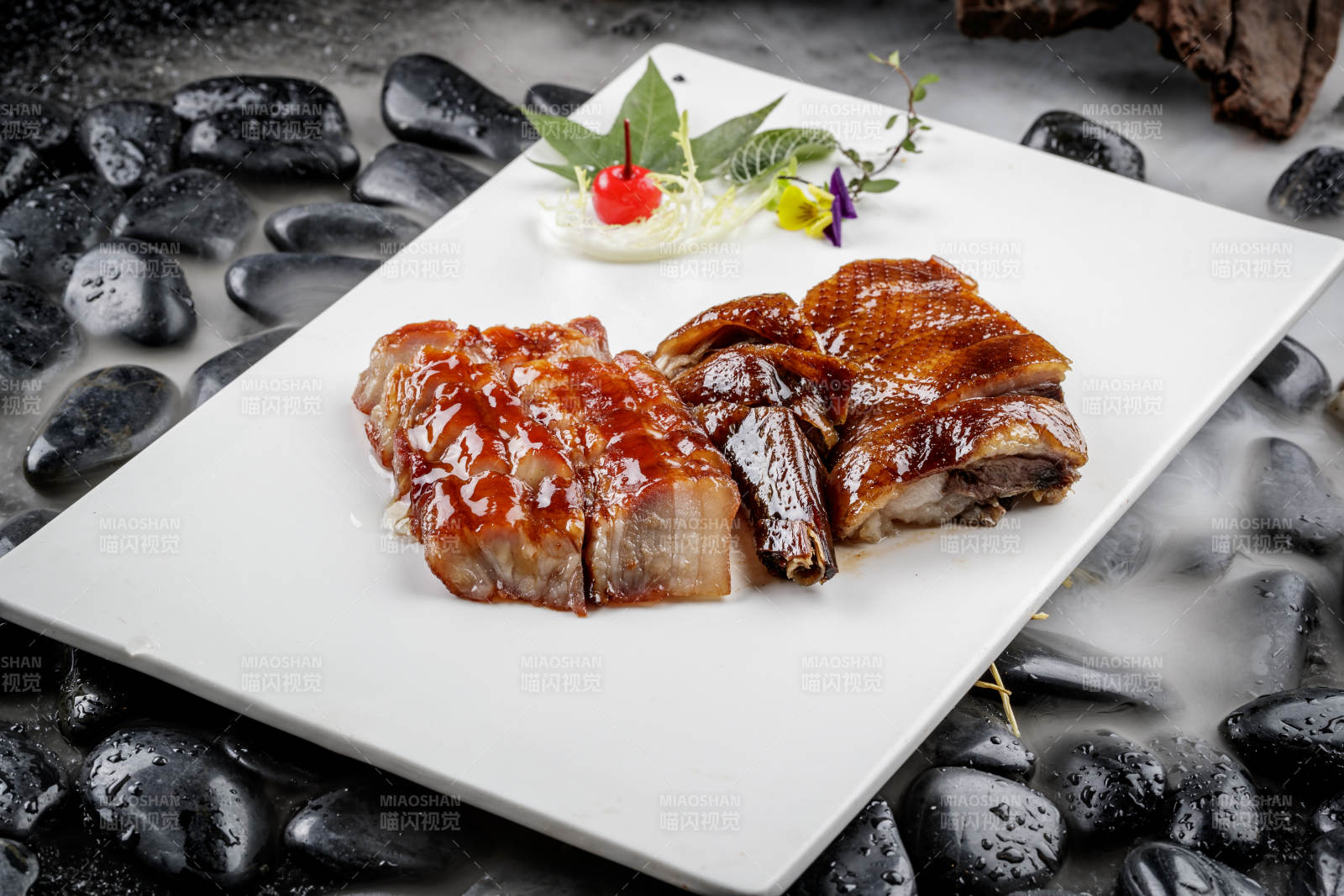 烧腊双拼摆放在干冰缭绕的鹅卵石上图片