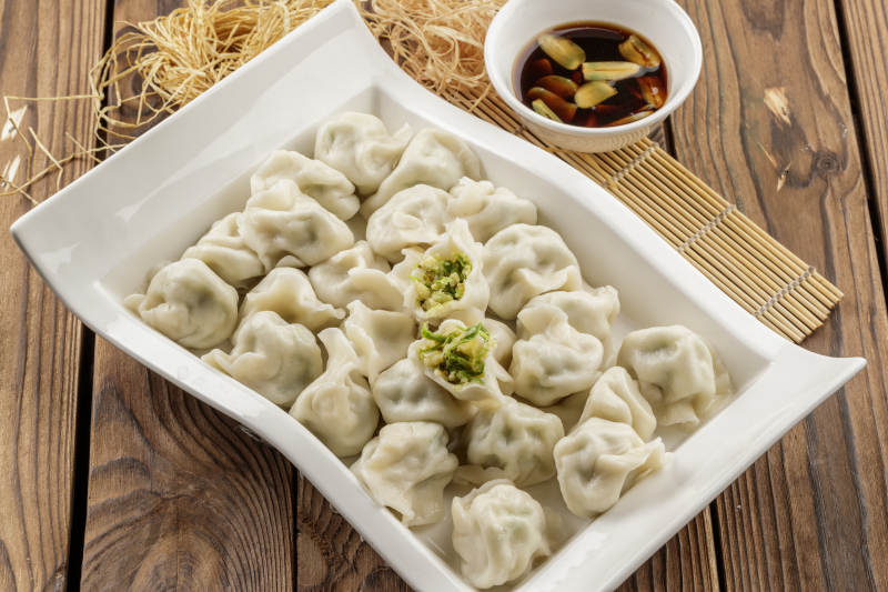 现出锅的西葫芦鸡蛋水饺图片