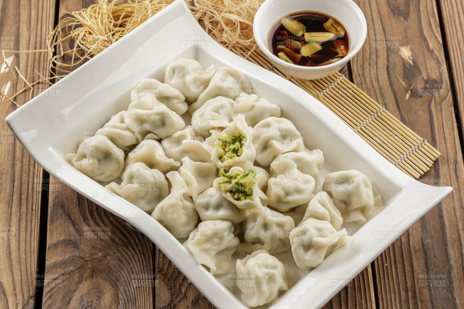 现出锅的西葫芦鸡蛋水饺图片