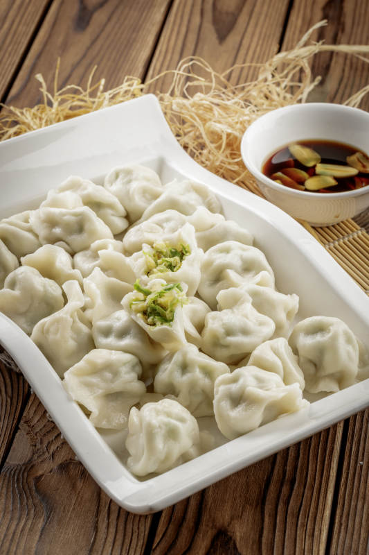 现出锅的西葫芦鸡蛋水饺图片