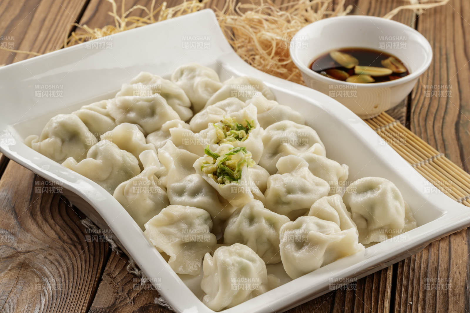 现出锅的西葫芦鸡蛋水饺图片