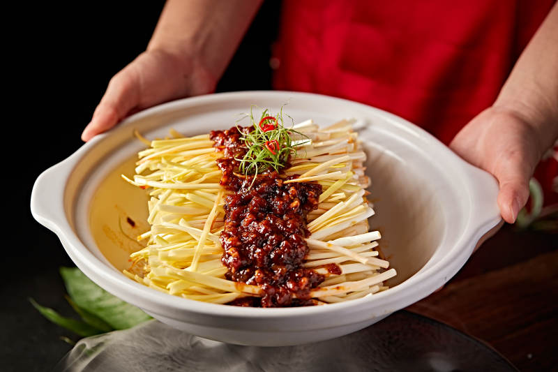 砂锅肉酱焗蒜黄图片