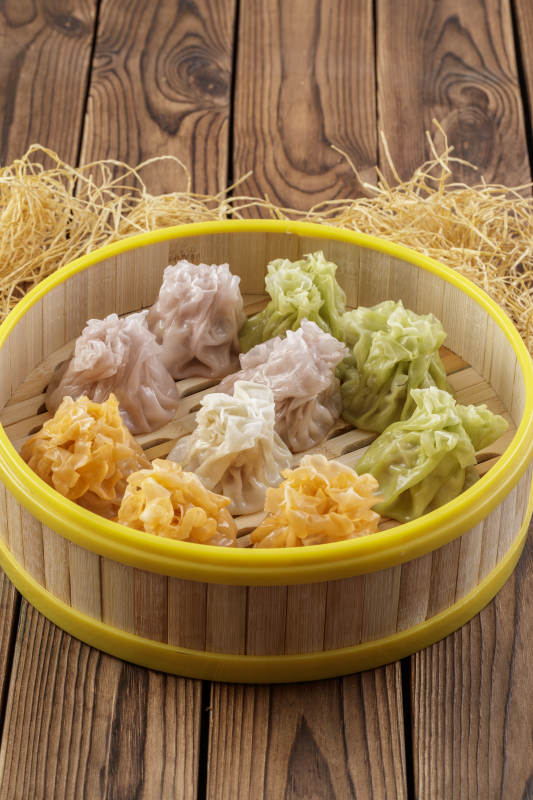 笼屉装的刚出炉的三色烧麦图片