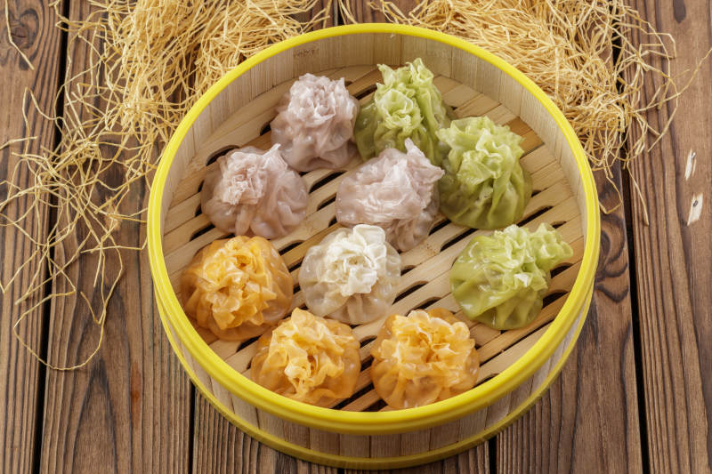 笼屉装的刚出炉的三色烧麦图片