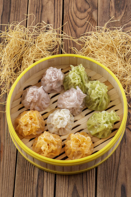 笼屉装的刚出炉的三色烧麦图片