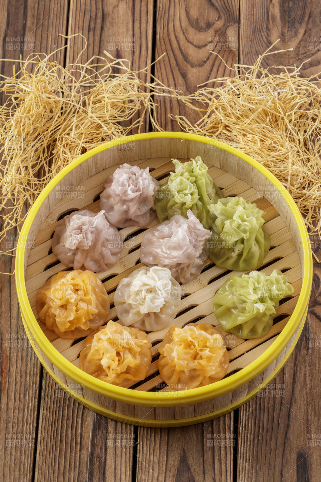 笼屉装的刚出炉的三色烧麦图片