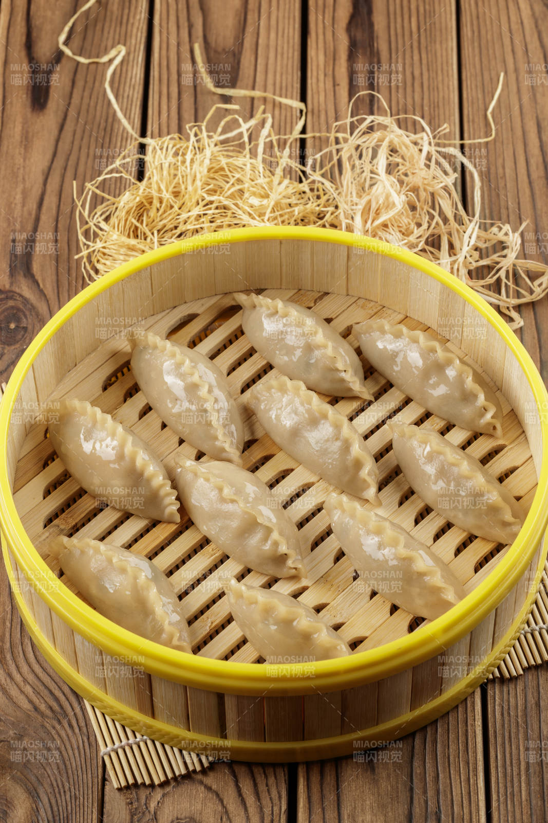 笼屉装的莜面饺子图片