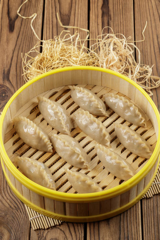 笼屉装的莜面饺子图片