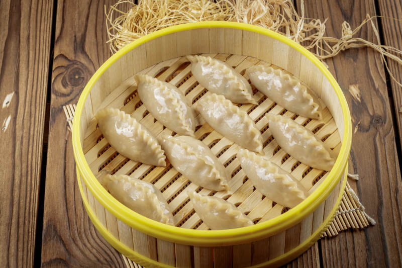 笼屉装的莜面饺子图片