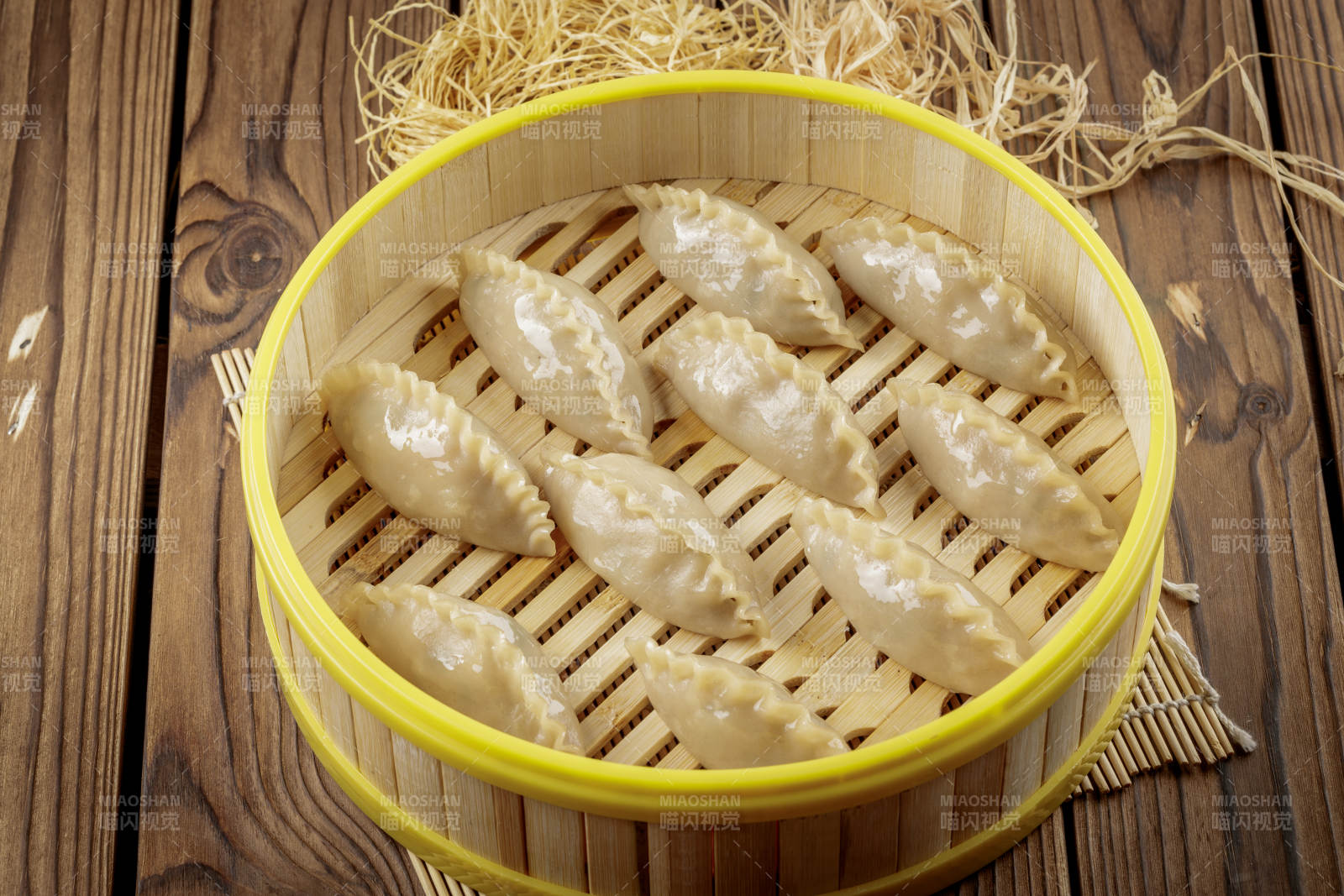 笼屉装的莜面饺子图片