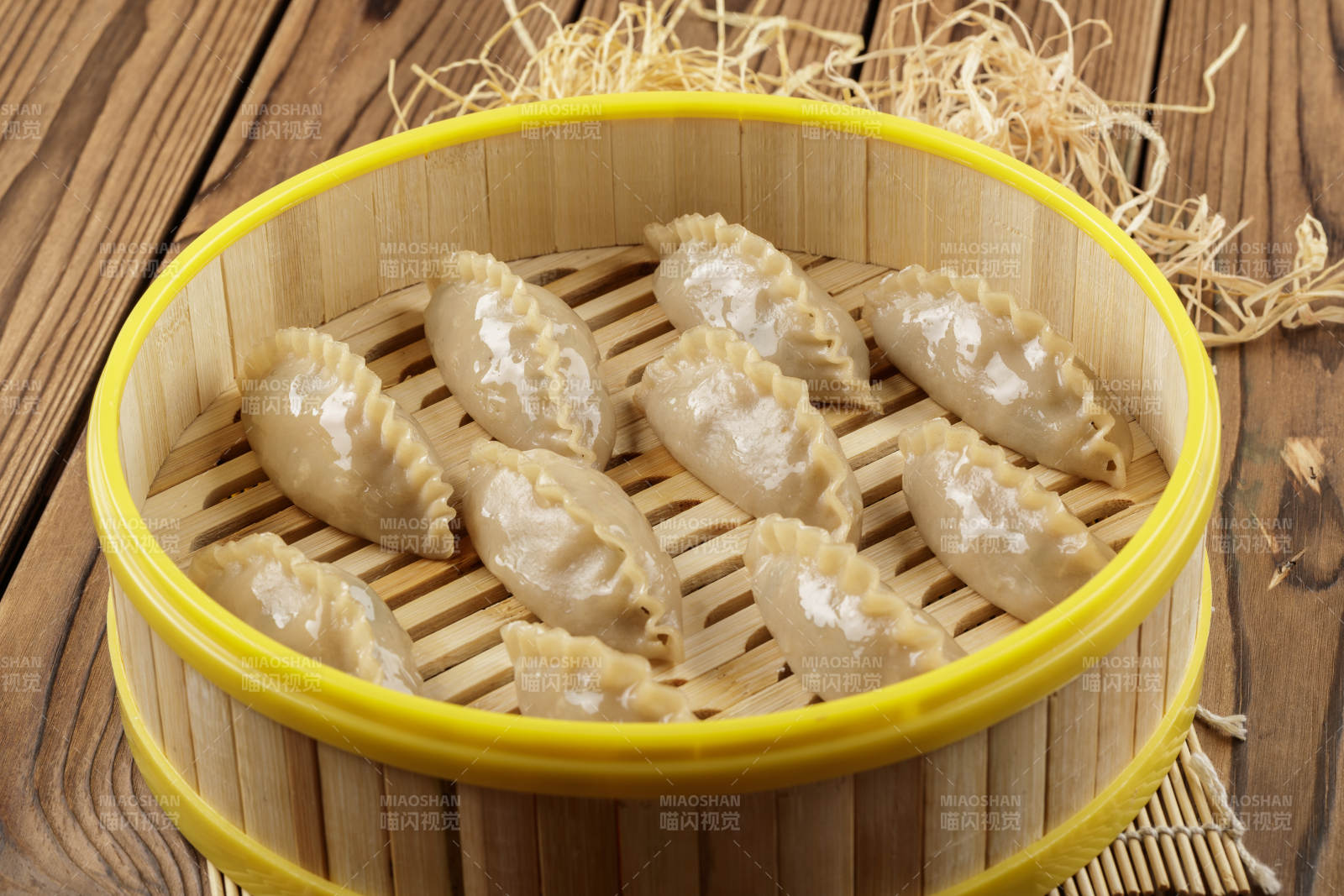 笼屉装的莜面饺子图片